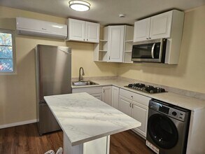 837 Via Juanita in San Marcos, CA - Foto de edificio - Building Photo