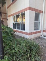 3320 Pinewalk Dr N in Margate, FL - Building Photo