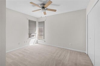 990 Chapman Ln in Stone Mountain, GA - Building Photo - Building Photo