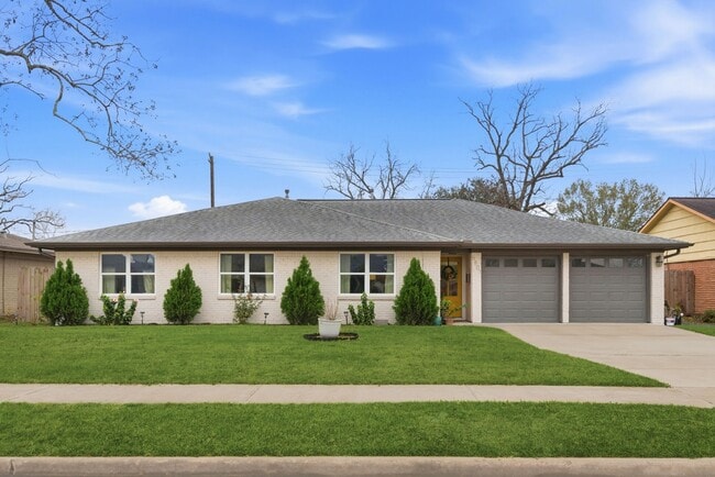 5807 Ettrick Dr in Houston, TX - Building Photo - Building Photo