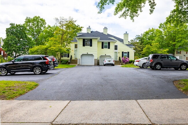 2404 Buckingham Cir in Middletown, NJ - Building Photo - Building Photo