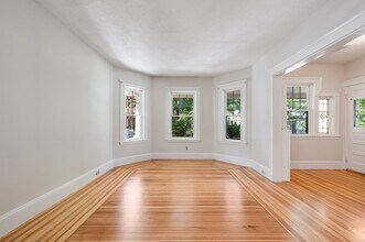 36 Granville Rd in Cambridge, MA - Foto de edificio - Building Photo