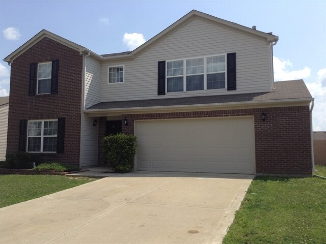 2493 Monarchy Ln in Greenwood, IN - Building Photo