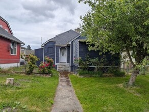 1122 Warren Ave in Bremerton, WA - Building Photo - Building Photo