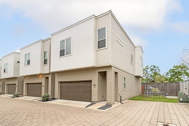 602 Thornton Oaks Ln