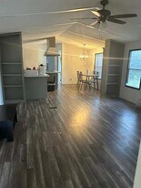 884 Co Rd 3340 in Paradise, TX - Building Photo