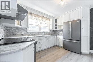102 E 41st St in Hamilton, ON - Building Photo - Building Photo
