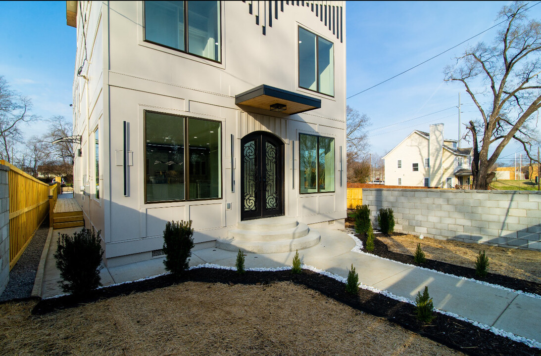 56 Robertson St in Nashville, TN - Building Photo
