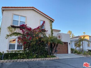 117 Navajo in Topanga, CA - Building Photo - Building Photo