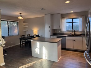 9410 Aizenberg Cir in Elk Grove, CA - Building Photo - Building Photo