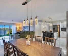 605 Ives Dairy Rd, Unit 305-7 in Miami, FL - Foto de edificio - Building Photo