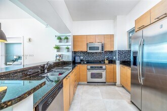 31 SE 5th St, Unit 4015 in Miami, FL - Building Photo - Building Photo