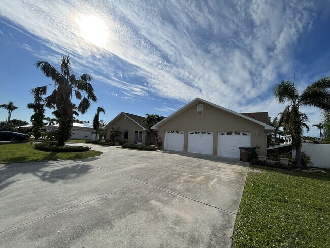 3724 SE 4th Ave in Cape Coral, FL - Building Photo - Building Photo