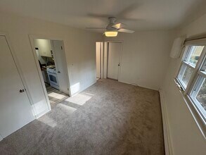 23 Pilgrim Dr, Unit 1 in Port Jefferson, NY - Foto de edificio - Building Photo