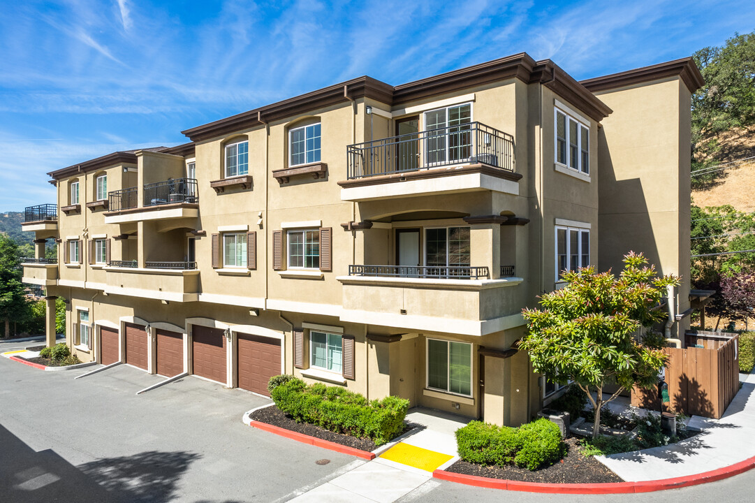 Cascara Canyon Apartments in Martinez, CA - Foto de edificio