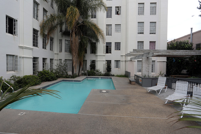 The Wilshire Mediterranean in Los Angeles, CA - Foto de edificio - Building Photo