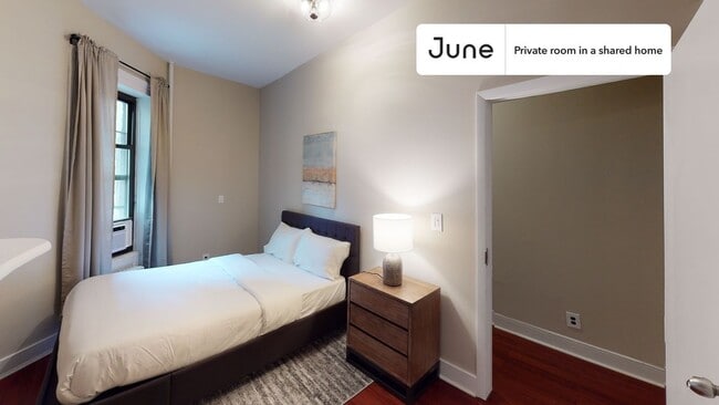 Private bedroom in 3 bed/2 bath Home in New York, NY - Building Photo - Building Photo