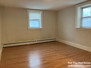 211 Saint Paul St, Unit B in Brookline, MA - Foto de edificio - Building Photo