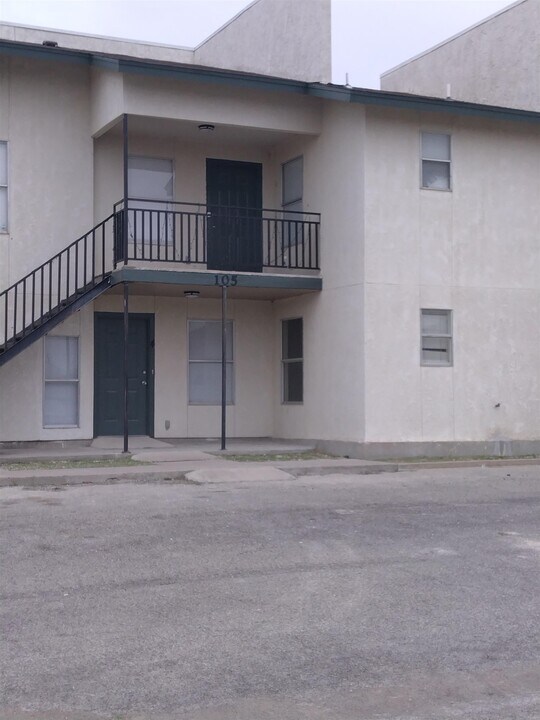 105 Rockwell Way in Del Rio, TX - Building Photo