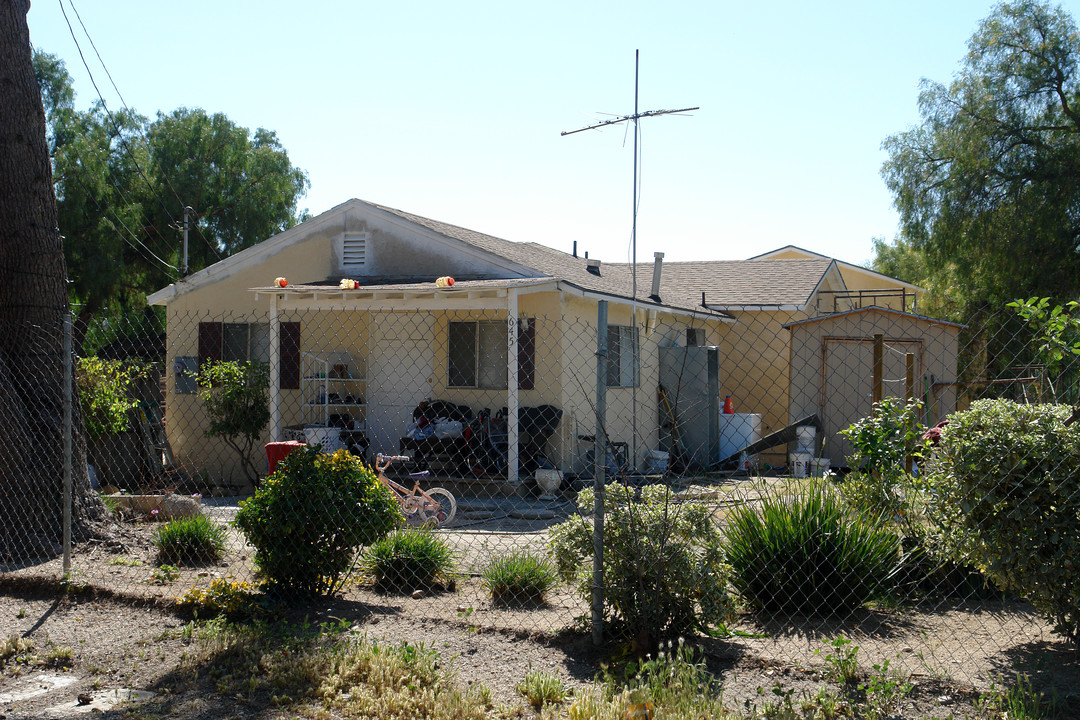 645 Los Angeles Pl in Moorpark, CA - Foto de edificio