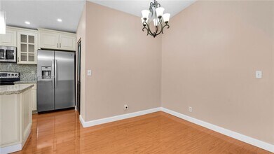 570 Woodgate Cir in Sunrise, FL - Building Photo - Building Photo