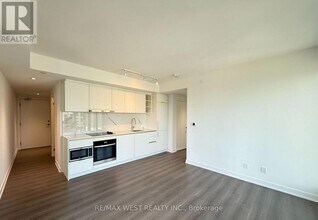 8 Wellesley St W in Toronto, ON - Building Photo - Building Photo