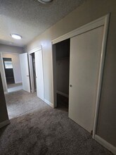 293 E Julia Way in Hanford, CA - Foto de edificio - Building Photo