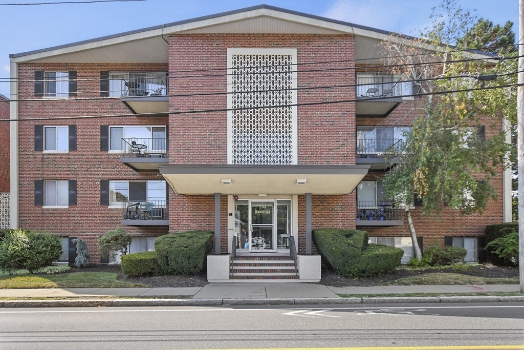 230 Essex St, Unit #23 in Melrose, MA - Foto de edificio