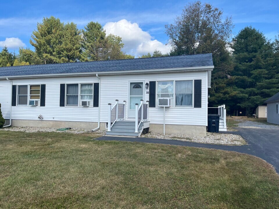 30 Loughran Dr, Unit 30 in Corinth, NY - Foto de edificio
