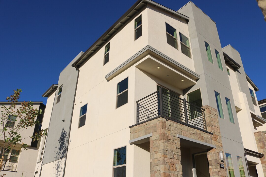 19512 Empire Ln in Northridge, CA - Foto de edificio