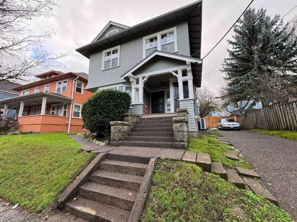 2120 SE Main St in Portland, OR - Building Photo