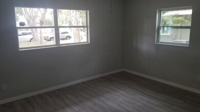 3277 49th Ave N in St. Petersburg, FL - Building Photo - Building Photo