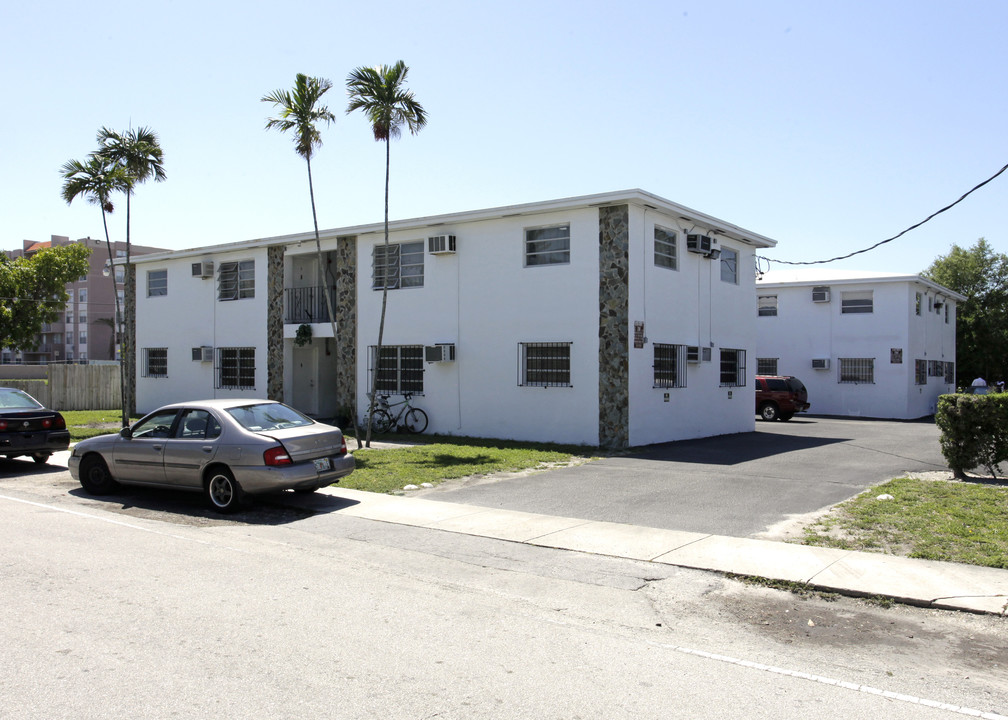 1750 NE 149th St in Miami, FL - Building Photo