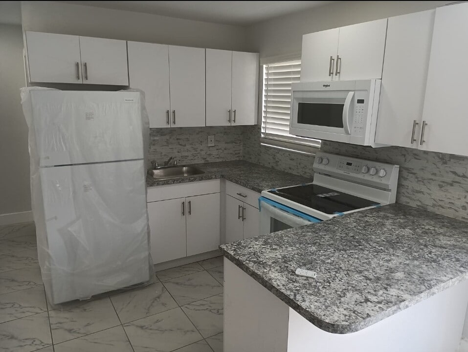 1590 NW 123rd St in North Miami, FL - Foto de edificio