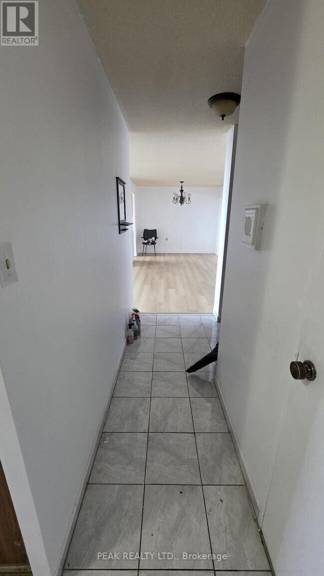 18 Knightsbridge Rd in Brampton, ON - Building Photo - Building Photo