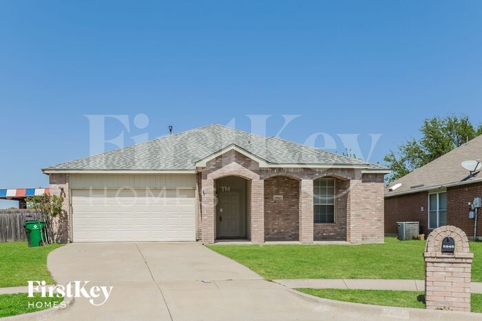 5945 Iris Dr in Haltom City, TX - Foto de edificio