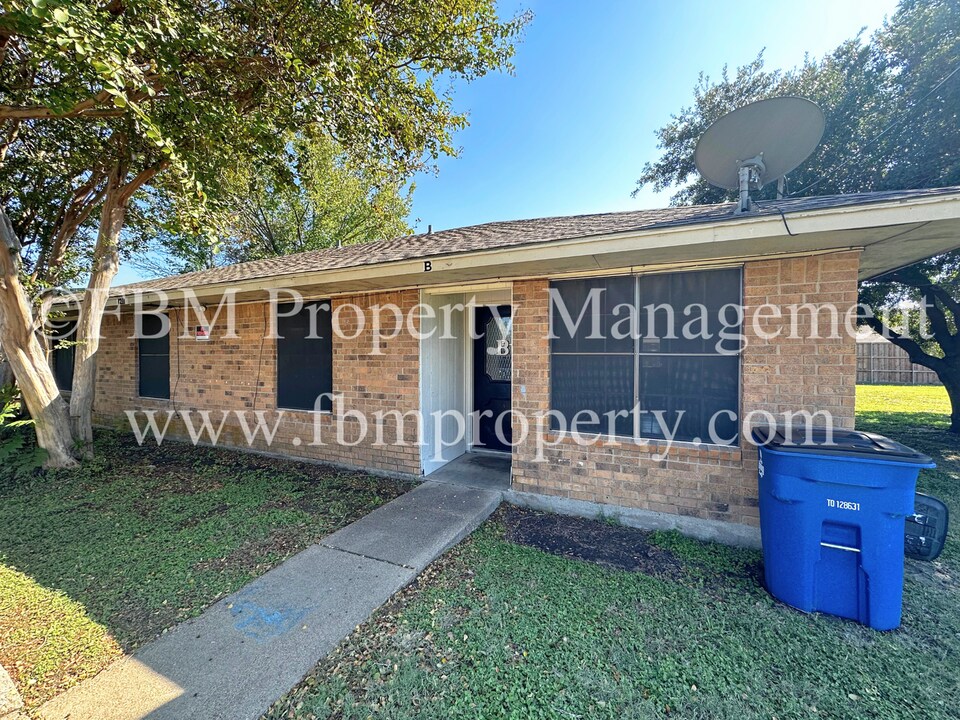 1211 Old Bardwell Rd-Unit -B in Ennis, TX - Building Photo
