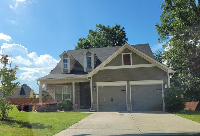 1207 Silvercrest Ct SW