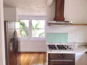 2566 S Spaulding Ave in Los Angeles, CA - Foto de edificio - Building Photo