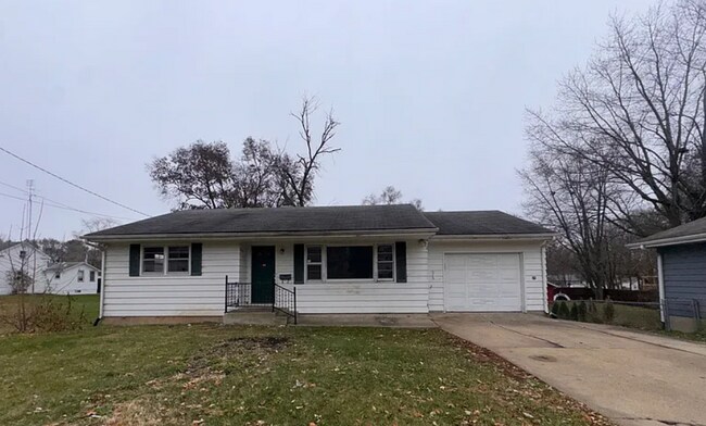 912 Chicago Ave in Dixon, IL - Foto de edificio - Building Photo