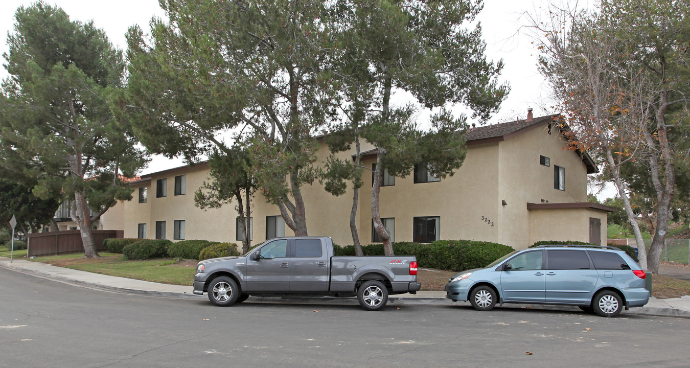 3222 Loma Riviera Cir in San Diego, CA - Building Photo