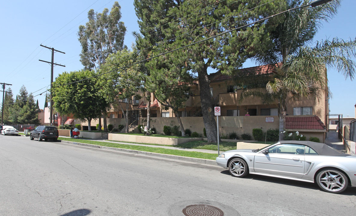 Cedros Park in Panorama City, CA - Building Photo