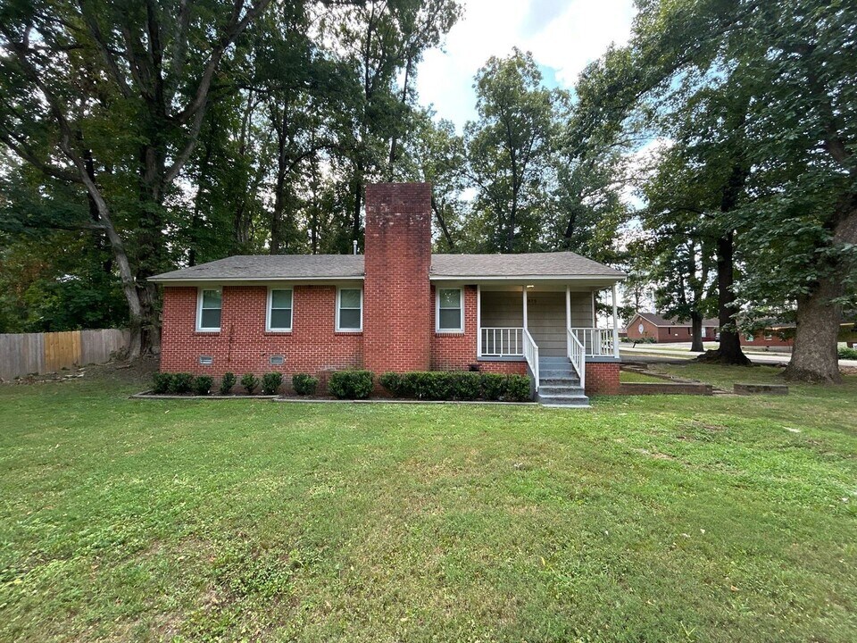 875 Enfield Rd in Memphis, TN - Foto de edificio