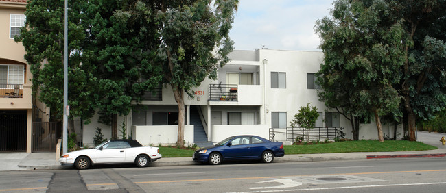 4531 Woodman Ave in Los Angeles, CA - Foto de edificio - Building Photo