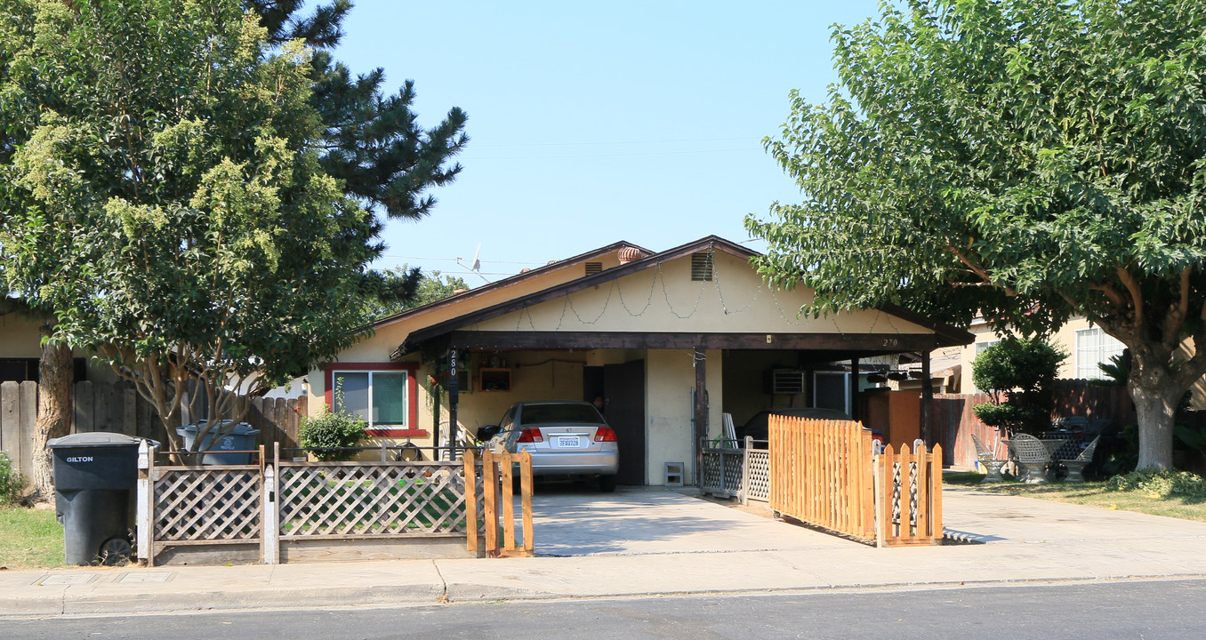 270 S 1st Ave in Oakdale, CA - Building Photo