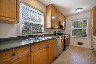 4713 N Willamette Blvd in Portland, OR - Building Photo - Building Photo
