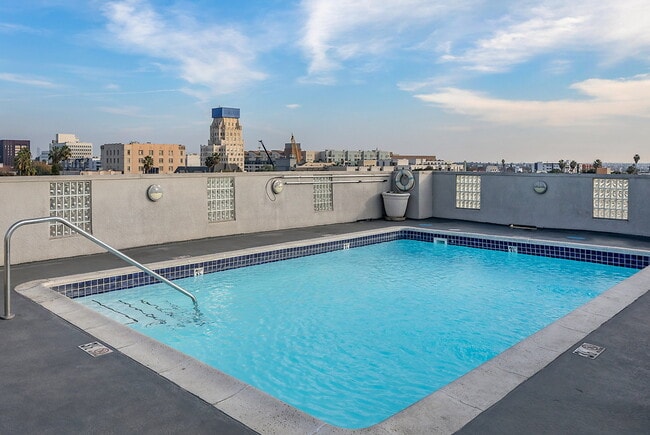 Essex Properties at Miracle Mile in Los Angeles, CA - Foto de edificio - Building Photo