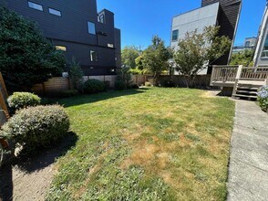 2637 NW 63rd St, Unit 1 in Seattle, WA - Building Photo - Building Photo