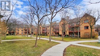 1508 Pilgrims Way in Oakville, ON - Building Photo