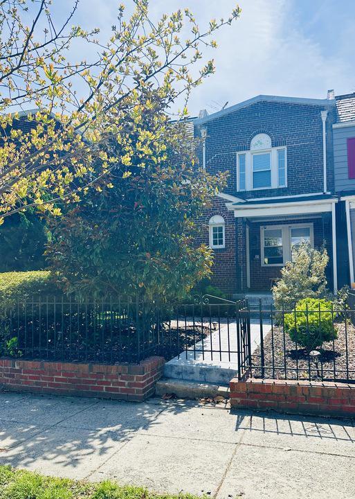 property at 1911 D St NE